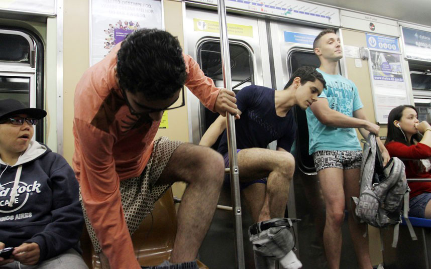 Мужчина без штанов. Пацаны без штанов. Парни в метро без штанов. Парень в метро. Парни без штанов в общественном транспорте.
