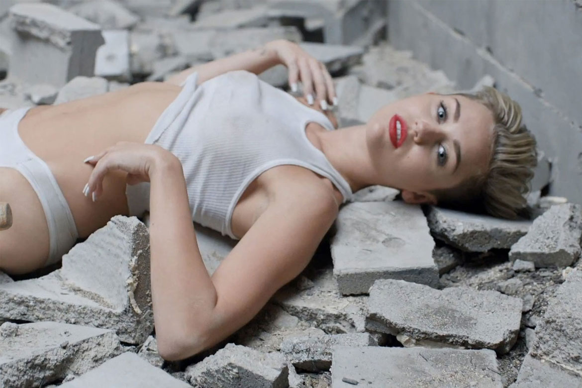 話 題 女 歌 手 Miley Cyrus 新 單 曲(Wrecking Ball)MV.