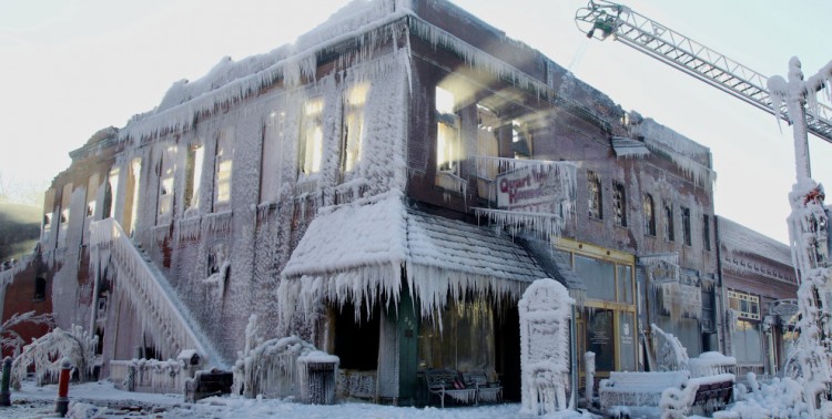 極寒天氣：起火大廈也能變身冰封城堡 1
