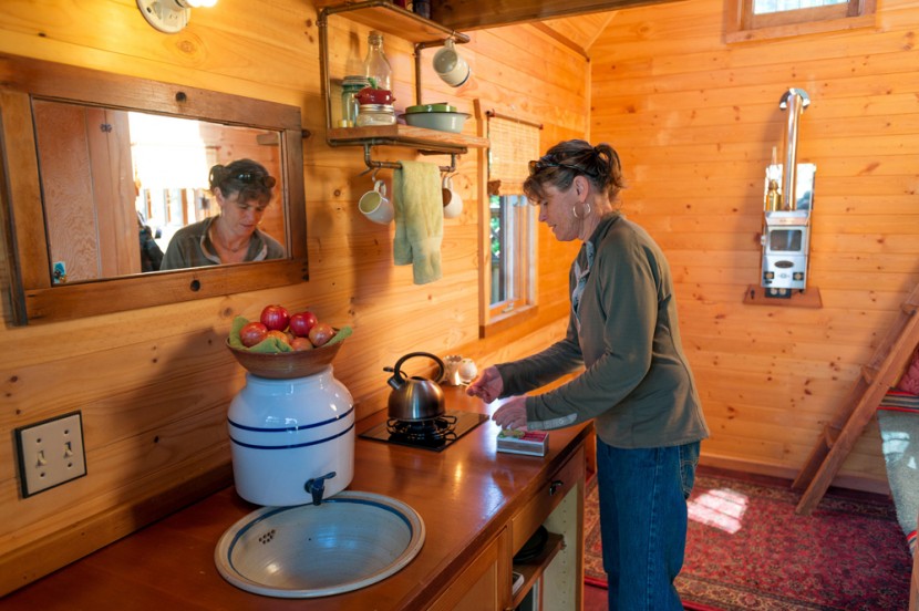 Living Small: Woman Lives In An 84-Square-Foot House With Only 305 Possessions 4