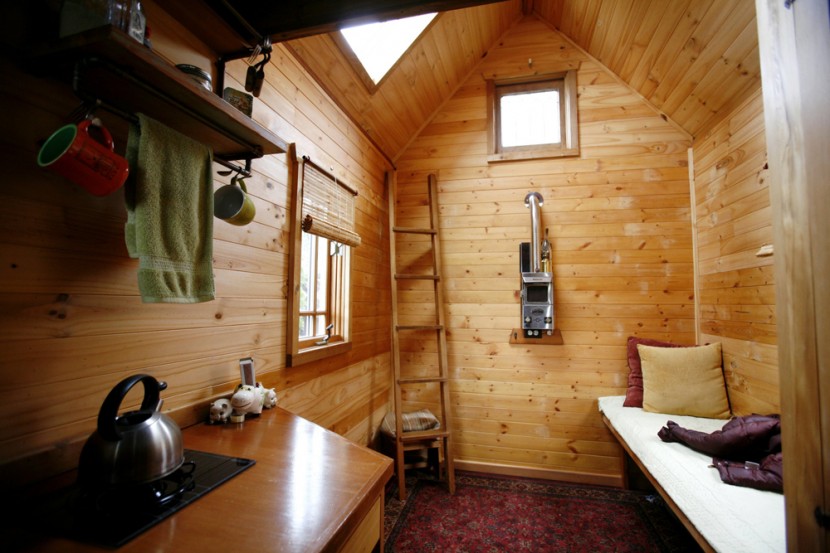 Living Small: Woman Lives In An 84-Square-Foot House With Only 305 Possessions 15