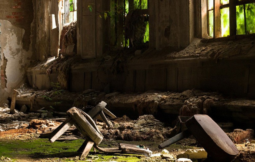Photographer Jonny Joo captures eerie images of abandoned buildings 4