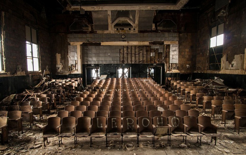 Photographer Jonny Joo captures eerie images of abandoned buildings 6