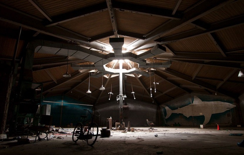 Photographer Jonny Joo captures eerie images of abandoned buildings 10