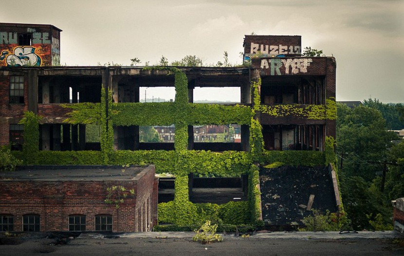 Photographer Jonny Joo captures eerie images of abandoned buildings 19