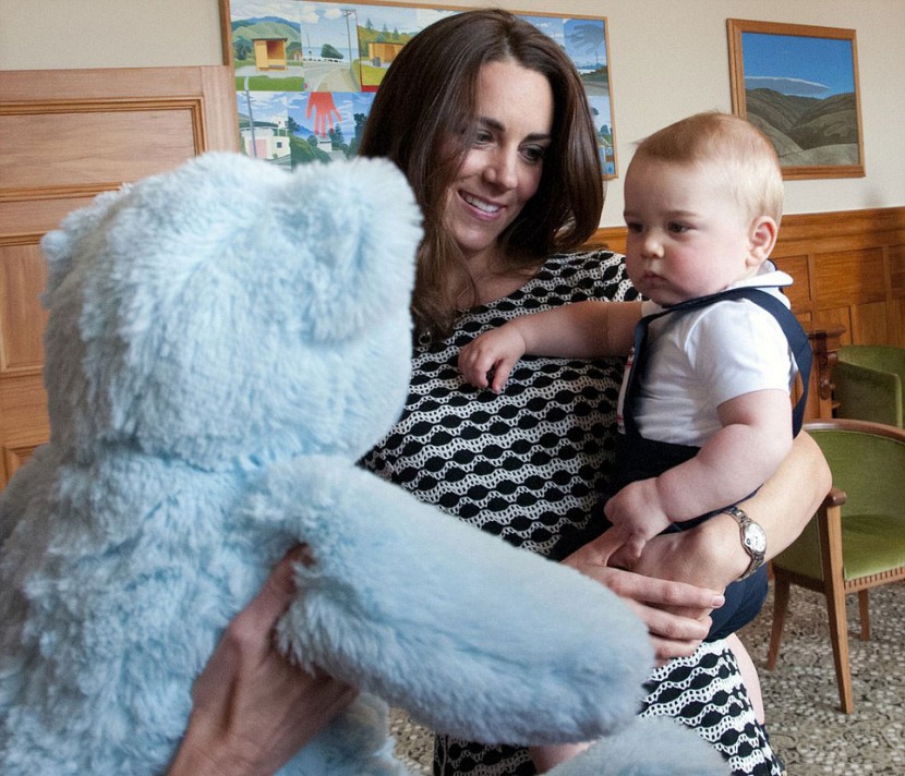 Prince George meets New Zealand babies 15