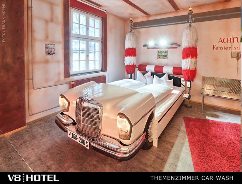 V8Hotel - Themenzimmer Waschanlage, CarWash. V8 HOTEL - MOTORWORLD Region Stuttgart auf dem Flugfeld Boeblingen.