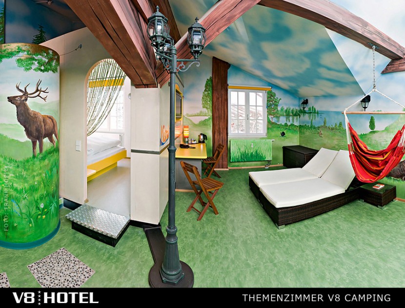 V8Hotel - das Themenzimmer Camping. V8 HOTEL - MOTORWORLD Region Stuttgart auf dem Flugfeld Boeblingen.