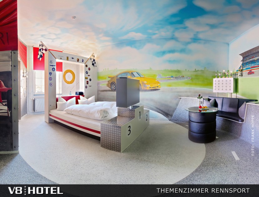 V8Hotel - Themenzimmer Rennsport-  in der MOTORWORLD Region Stuttgart auf dem Flugfeld Boeblingen.