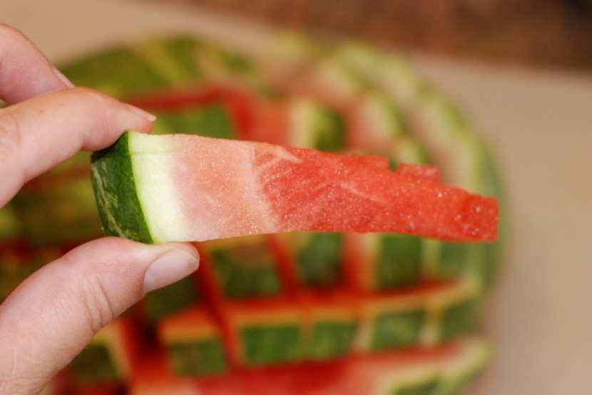 9 smart ideas to peel and cut fruits 6