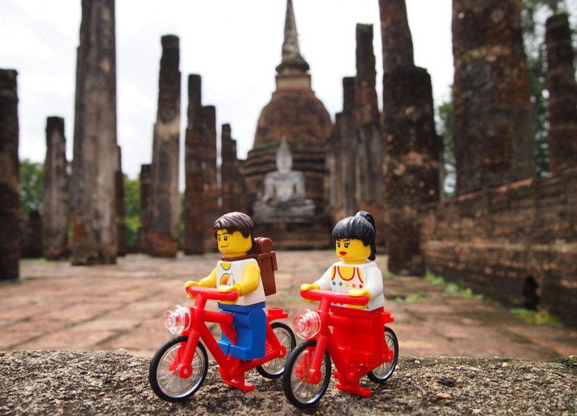 LEGO couple travel wrold 25