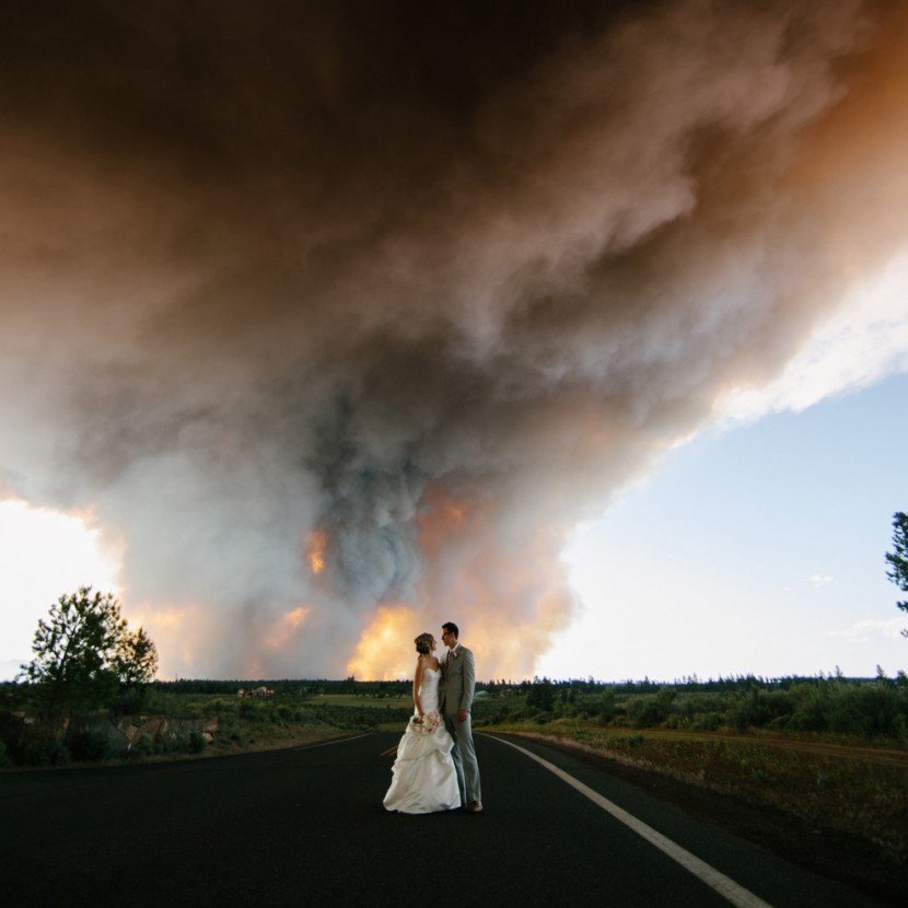 An Oregon Couple Rushed Through Their Wedding Because Of A Wildfire And The Photos Are Breathtaking 3