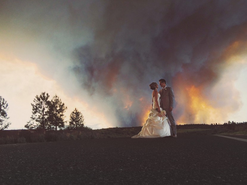 An Oregon Couple Rushed Through Their Wedding Because Of A Wildfire And The Photos Are Breathtaking 4