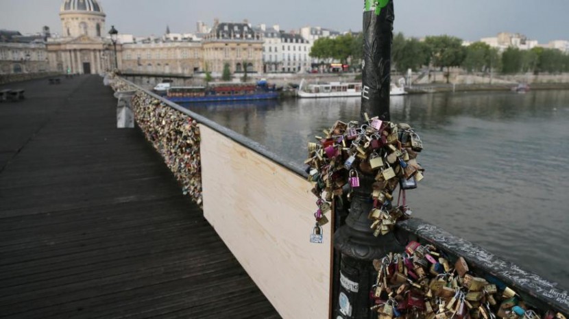 無法承受情鎖之重，巴黎藝術橋垮塌 3