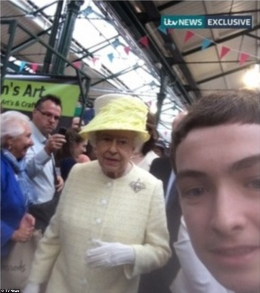 selfie with the queen 3