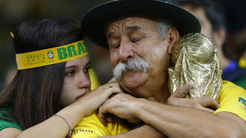 這才是體育精神！巴西老翁向德國球迷贈送大力神盃，大方行為令人動容 3