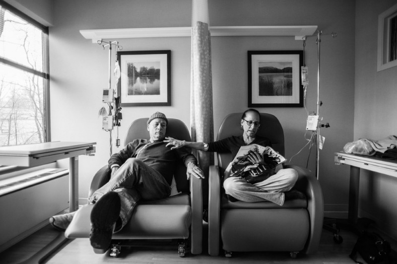 Photographer Captures Poignant Portraits Of Her Parents Battling Cancer Together 2