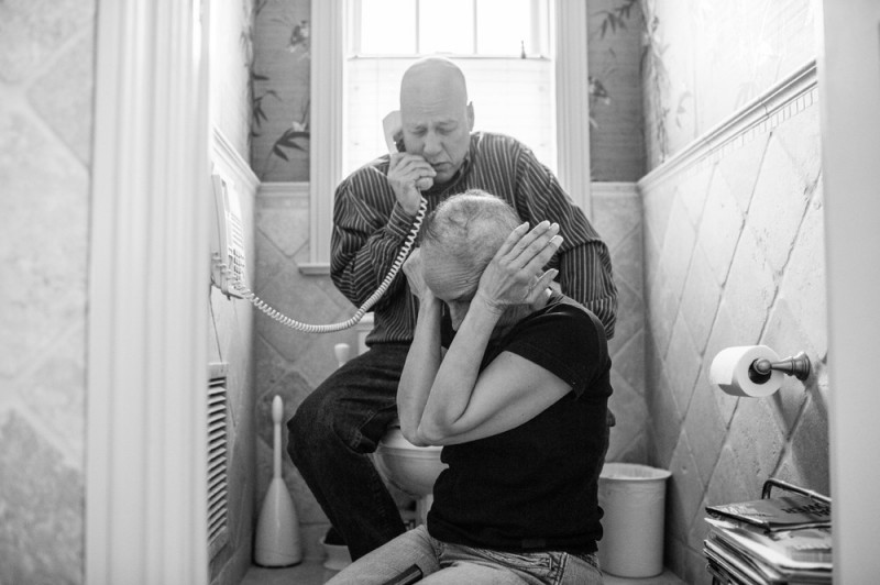 Photographer Captures Poignant Portraits Of Her Parents Battling Cancer Together 5
