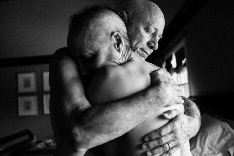 Photographer Captures Poignant Portraits Of Her Parents Battling Cancer Together 6