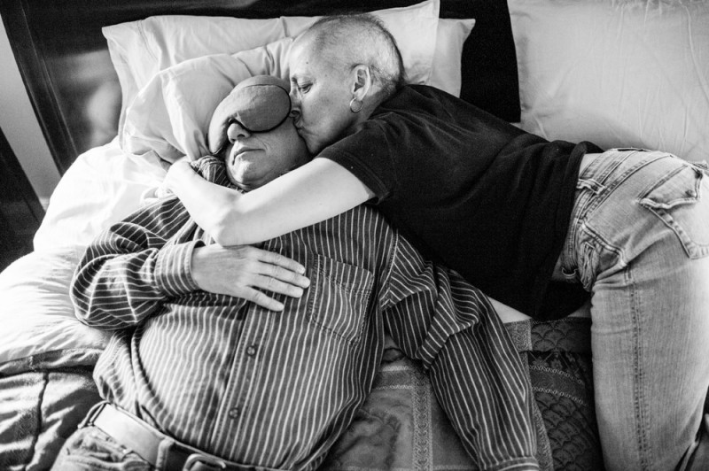 Photographer Captures Poignant Portraits Of Her Parents Battling Cancer Together 8