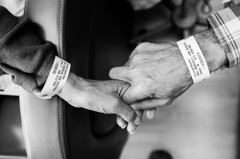 Photographer Captures Poignant Portraits Of Her Parents Battling Cancer Together 9