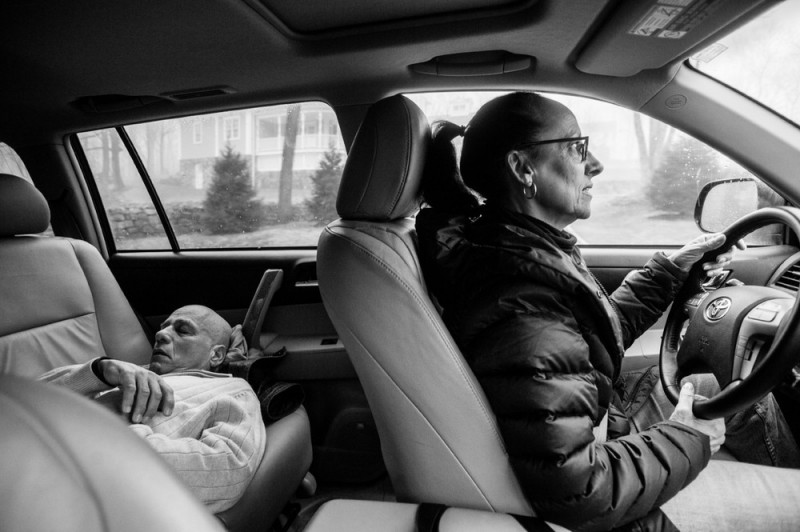 Photographer Captures Poignant Portraits Of Her Parents Battling Cancer Together 14