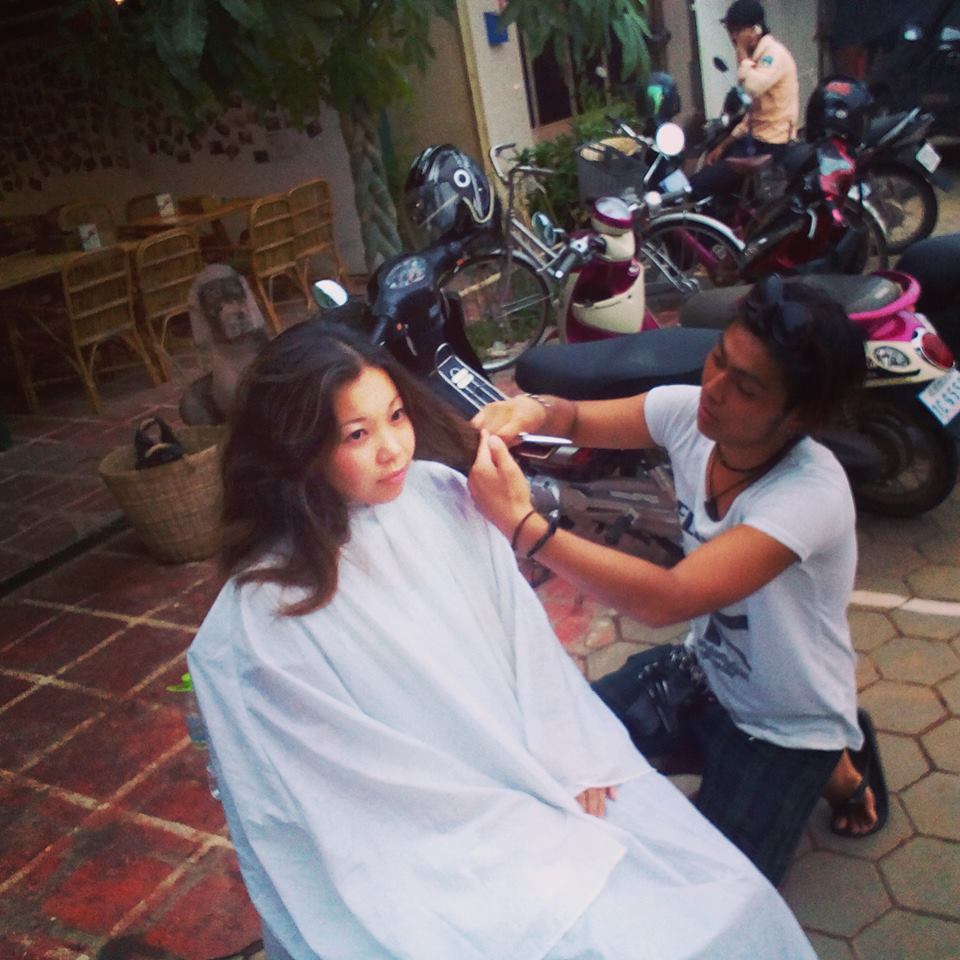 This Hairdresser Is Traveling Around The World To Give Haircuts To 1,000 People In Need 1