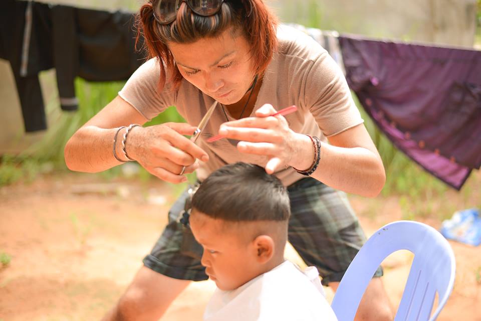 This Hairdresser Is Traveling Around The World To Give Haircuts To 1,000 People In Need 9
