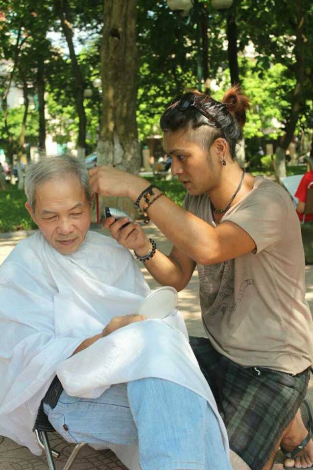 This Hairdresser Is Traveling Around The World To Give Haircuts To 1,000 People In Need 10