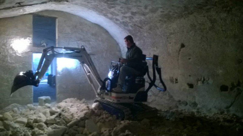 法國情侶用€1歐元買了一個垃圾洞穴，然後改裝成他們的夢想家居  28