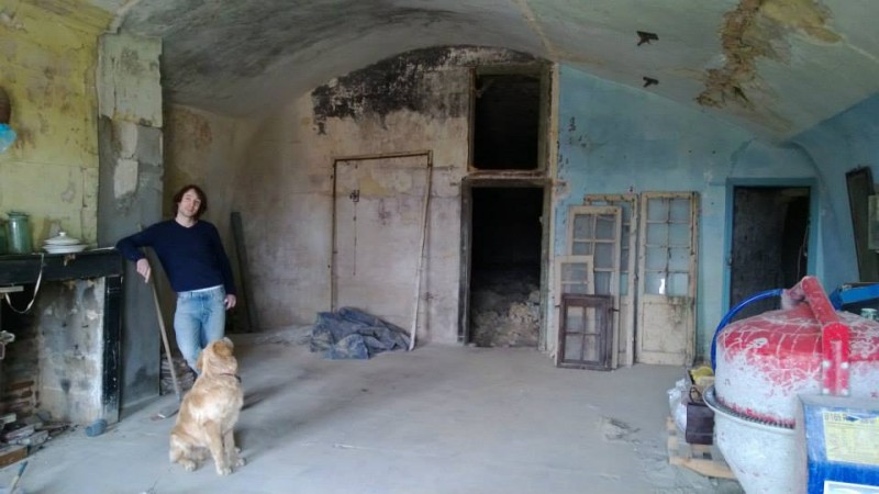 法國情侶用€1歐元買了一個垃圾洞穴，然後改裝成他們的夢想家居  31