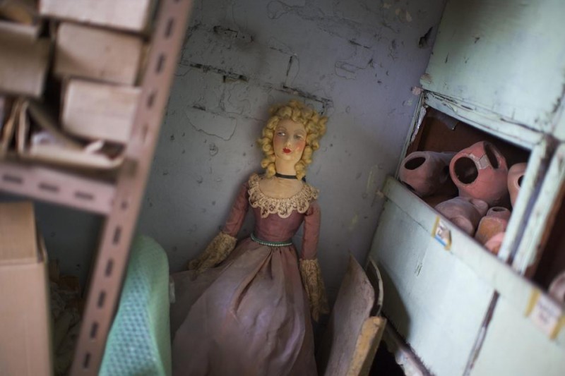 14 Utterly Terrifying Photos Of A Hospital For Dolls 12