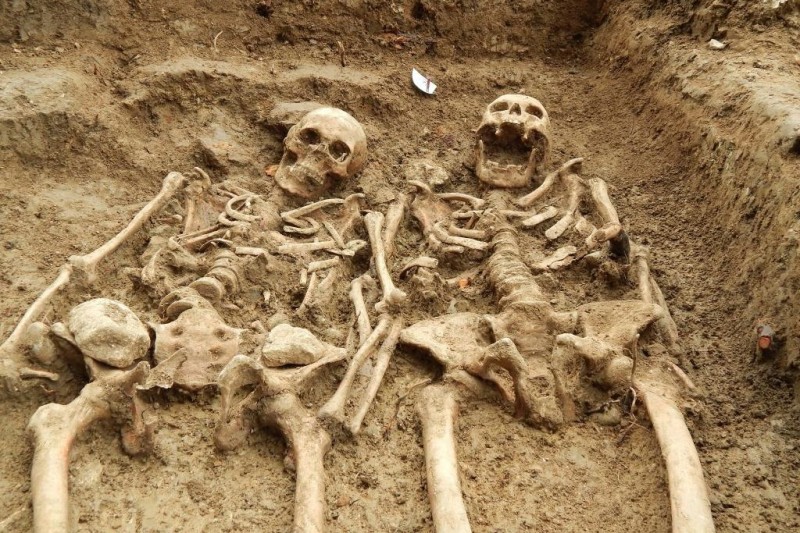 Archeologists Found A Couple Holding Hands For 700 Years 1