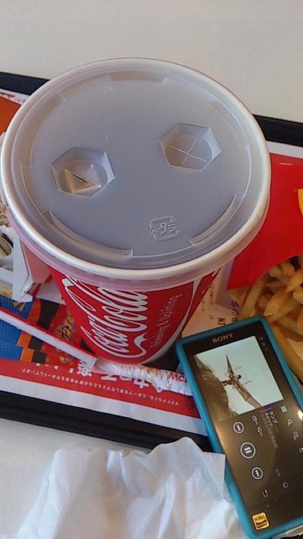 McDonald's Japan Sells Large Soda, this Drink Lid Is Made For Two Straws 3