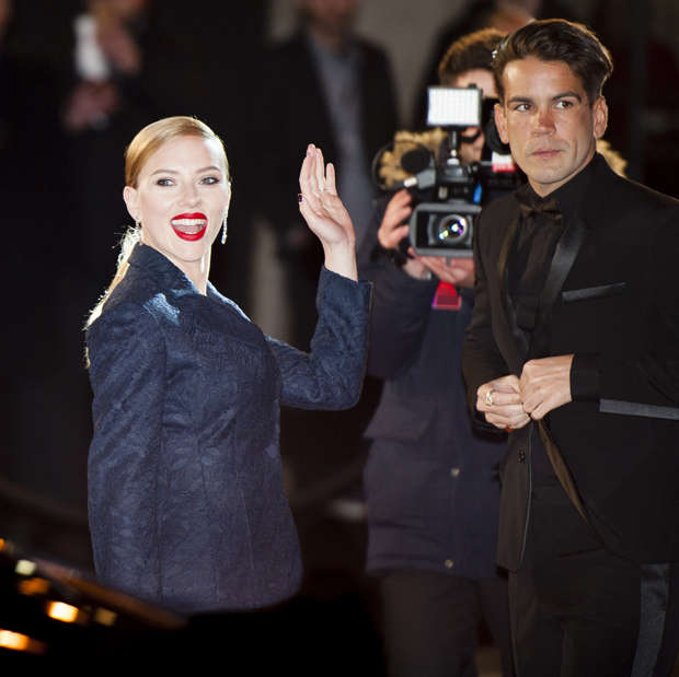 today Scarlett Johansson and her fiance Welcomes a Baby Girl 1