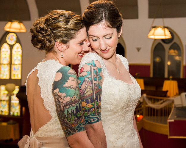 brides with their tattoo  15