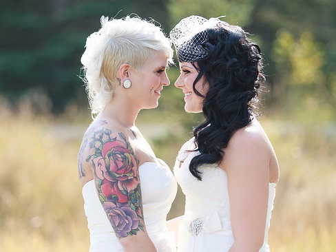 brides with their tattoo  23
