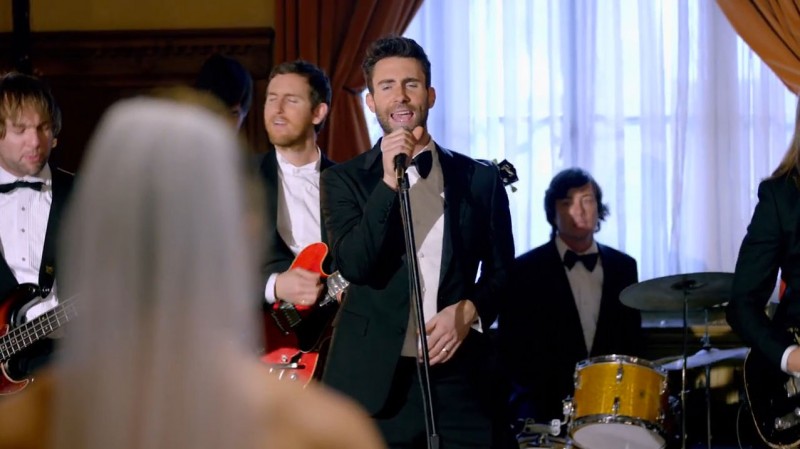 讓女孩們羨慕不已的難忘婚禮：Maroon 5 突襲甜蜜獻唱 5