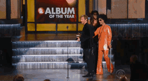 又要搶話筒？Beck拿下2015 Grammy Awards年度專輯大獎，Kanye West又再衝上台 1
