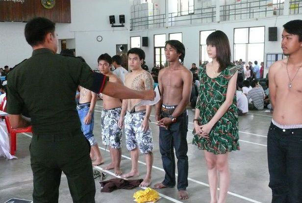 Beautiful Soldiers：為什麼泰國在徵兵時，會場卻滿是年輕女孩？ 5