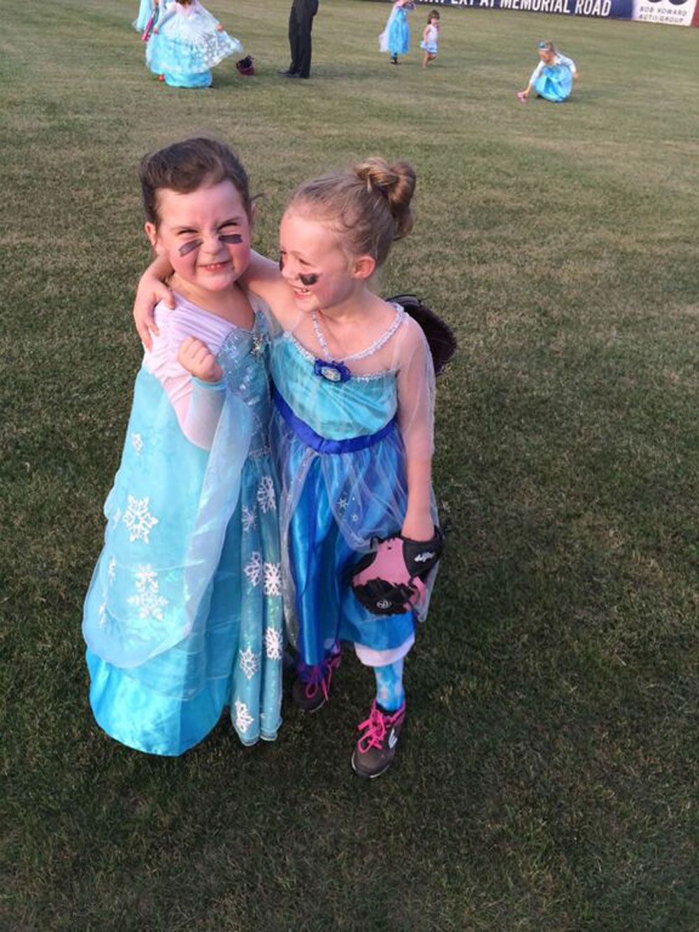 Everyone Is in Love With This "Frozen"-Themed Girls Softball Team 4
