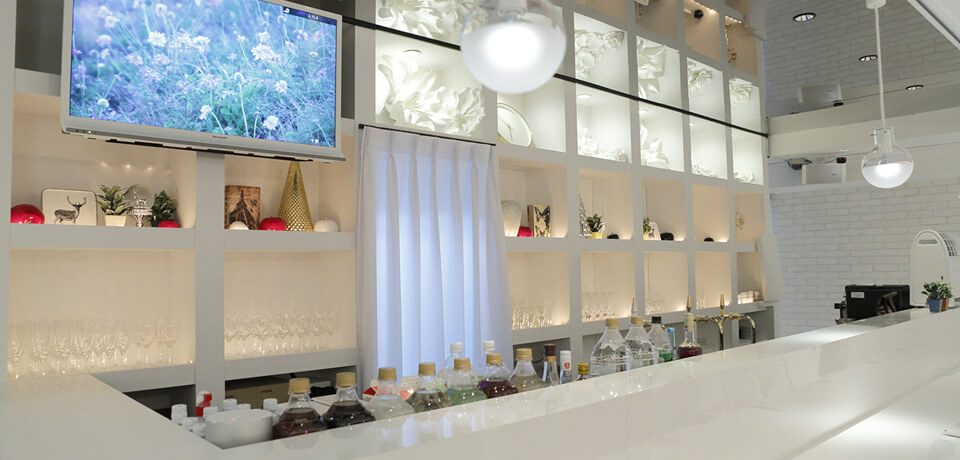 New Tokyo cafe pairs men and women at random, provides coffee, cake & iPads to spark conversation 2