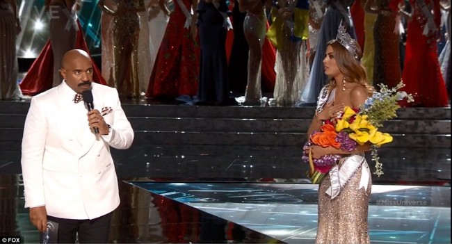 Awkward：2015 Miss Universe 環球小姐冠軍遭主持人「看錯」！宣布後隨即摘冠 2