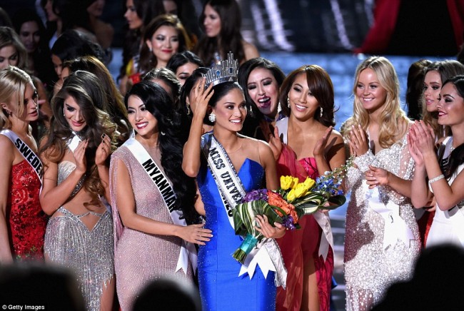 Awkward：2015 Miss Universe 環球小姐冠軍遭主持人「看錯」！宣布後隨即摘冠 3