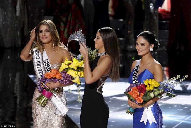 Awkward：2015 Miss Universe 環球小姐冠軍遭主持人「看錯」！宣布後隨即摘冠 4