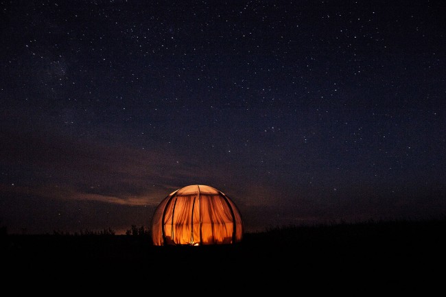 還有沒有更過癮的露營方式？移動式透明綠洲 Oaze 讓你躺著看星星 3