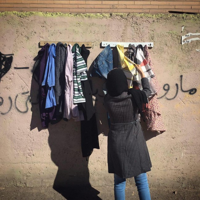 Walls of Kindness：掛在伊朗牆上的愛心衣物，提供街友更多溫暖 5