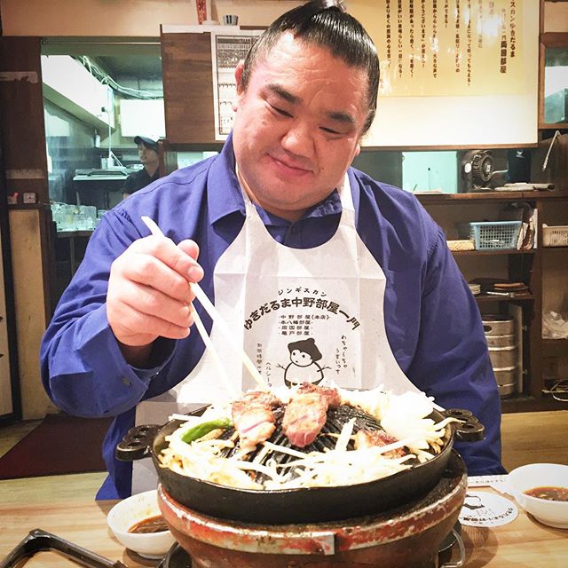 Ever wondered how small a plate of food looks to a sumo wrestler? 5
