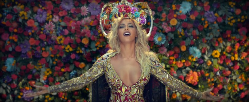 First Look：Beyoncé 化身寶來塢神秘女星，現身 Coldplay “Hymn for the Weekend”最新 MV 2