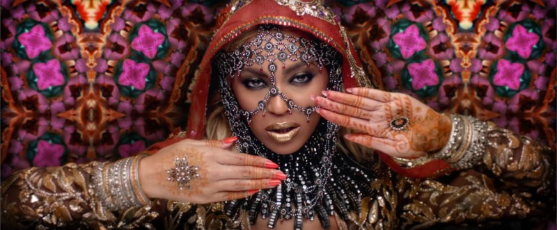 First Look：Beyoncé 化身寶來塢神秘女星，現身 Coldplay “Hymn for the Weekend”最新 MV 3